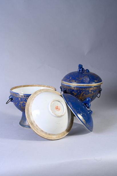 CHINE, XIXe siècle Rare pair of covered porcelain tea lights with powdered blue and...