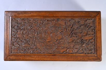 VIETNAM, XIXe siècle Coffret couvert de forme carrée en bois sculpté à décor en léger...