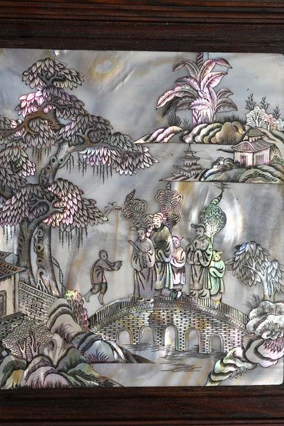 CHINE, vers 1900 Paire de panneaux à décor d'incrustations de nacre présentant des...