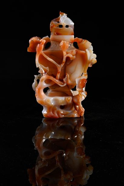CHINE, XXe siècle Ensemble de deux éléments en agate sculptée comprenant un vase...