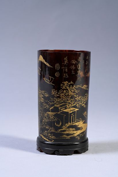 CHINE, XIXe siècle Boite circulaire en bakélite à décor à l'or de paysages
Hauteur...