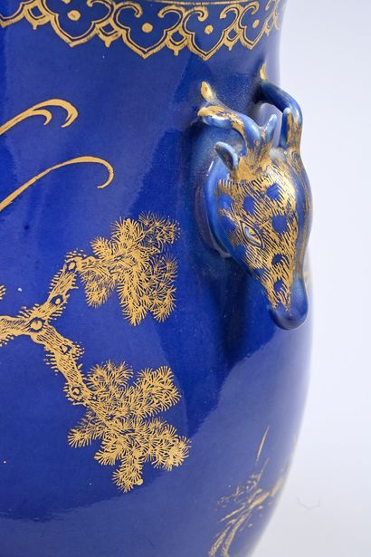 CHINE, XIXe siècle Vase balustre en porcelaine à décor à l'or sur fond bleu poudré...