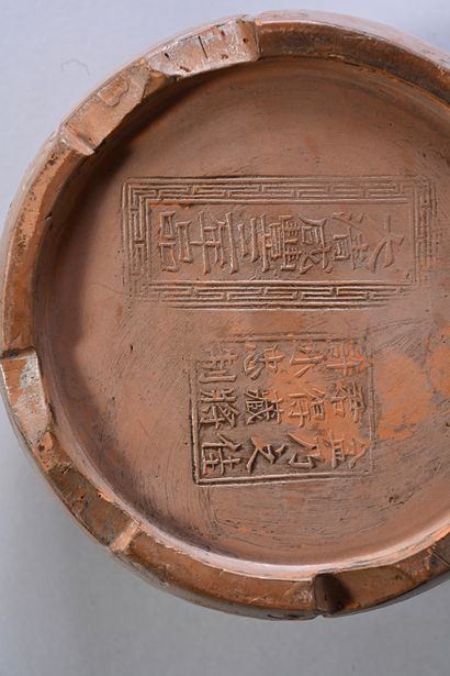 CHINE, XXe siècle Covered circular pot in stoneware of yixing with decoration of...