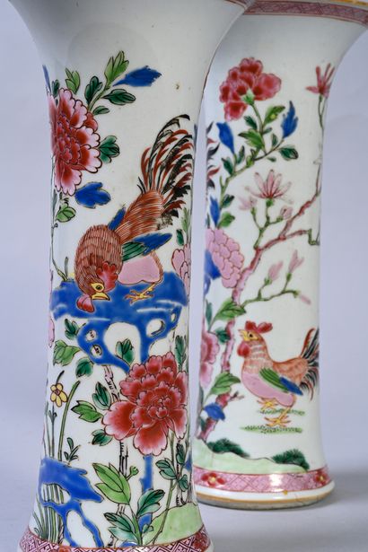 CHINE, XVIIIe siècle Paire de vases en porcelaine de forme dite «cornet» présentant...
