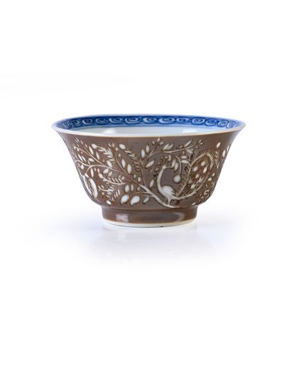 CHINE, Epoque Kangxi, XVIIIe siècle* Small porcelain bowl
Mounted on a foot, with...