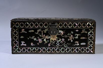 INDONESIE, Jakarta (Batavia). XVIII/XIXe siècle Rare rectangular carved wood box...