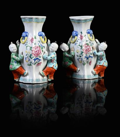 CHINE, XVIIIe siècle* Paire de vases muraux en porcelaine
A décor en émaux polychromes...