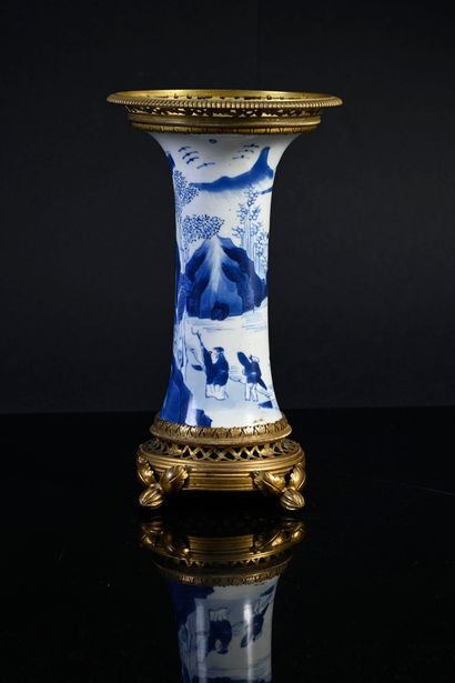 CHINE, Époque Kangxi, XVIIIe siècle Petit vase cornet en porcelaine la panse cylindrique...