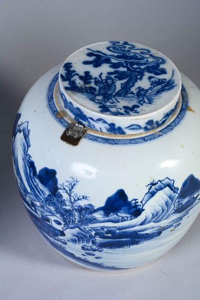 CHINE, XIXe siècle Ginger pot in porcelain with blue and white decoration of landscapes....