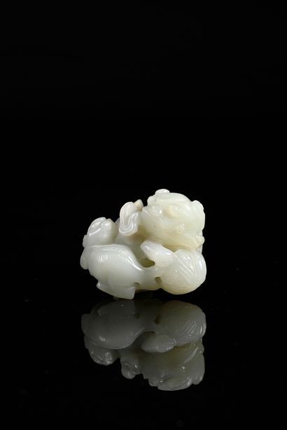 CHINE, XXe siècle Group in celadon jade carved representing two Buddhist lions 3.5...