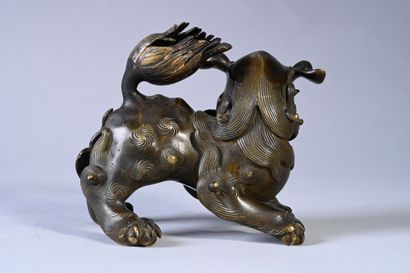 JAPON, XIXe siècle Shishi in bronze with brown patina
15 x 18 x 11 cm