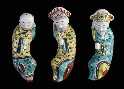 CHINE, XVIIIe siècle* Ensemble de trois personnages représentés allongés en porcelaine...