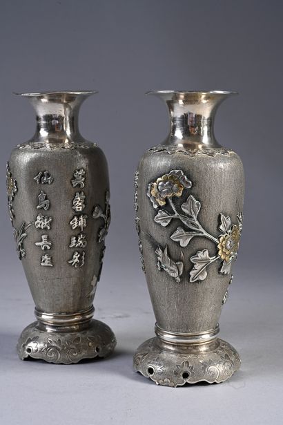 CHINE, XXe siècle Pair of 800th silver vases decorated in light relief with flowering...