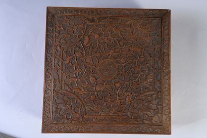 CHINE du SUD, XIXe siècle Square shaped box in carved wood decorated with animals,...