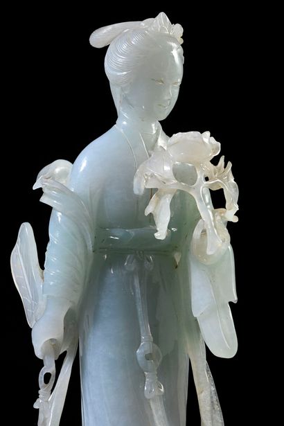 CHINE, XXe siècle Statuette en jadeite
Figurant une élégante debout, tenant d'une...