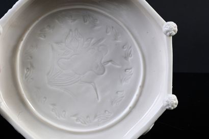 CHINE, Époque Kangxi, XVIIIe siècle Élégant brûle parfum couvert en porcelaine
De...