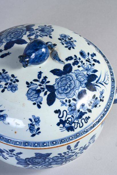 CHINE, Compagnie des Indes, XVIIIe siècle Circular covered blue and white porcelain...