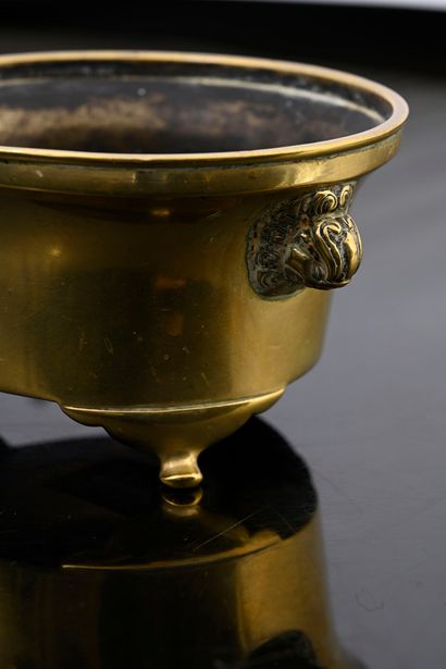 CHINE, XVIIe siècle Small bronze perfume burner, the cylindrical body resting on...