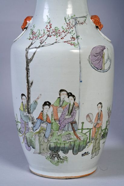 CHINE, XXe siècle Ensemble de deux vases en porcelaine
De forme balustre, à décor...