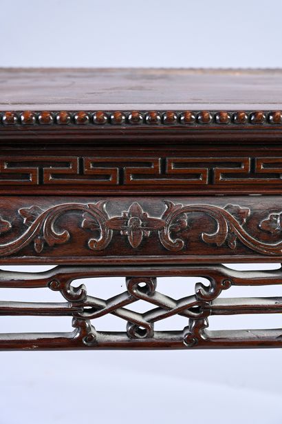 CHINE, XIXe siècle Console rectangulaire en bois de hongmu sculpté à motif de rinceaux...