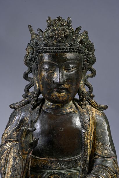CHINE, XVIIe siècle Rare statuette en bronze anciennement laqué doré présentant une...