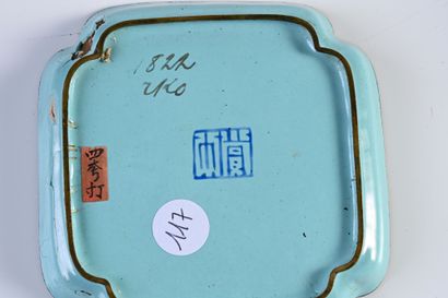 CHINE, XIXe siècle Ensemble comprenant une coupelle et deux gobelets en cuivre émaillé...