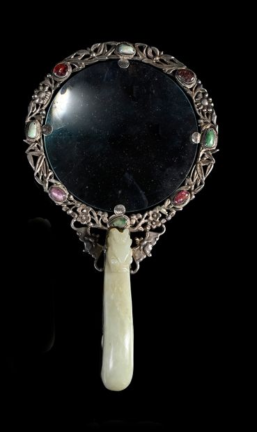 CHINE, XIXe siècle Elegant magnifying glass, the handle composed of a celadon jade...