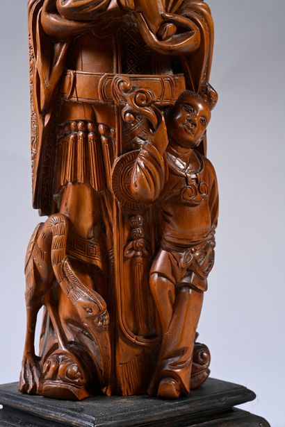 CHINE, XXe siècle Statuette en buis sculpté représentant un sage à longue barbe et...