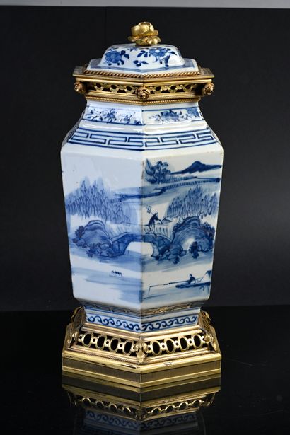 CHINE, XIXe siècle Vase hexagonal en porcelaine à décor bleu et blanc de paysages....