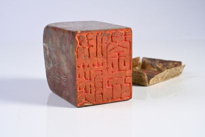 CHINE, XXe siècle Cachet en stéatite à ton rouille et décor d'inscriptions archaïsantes
8...