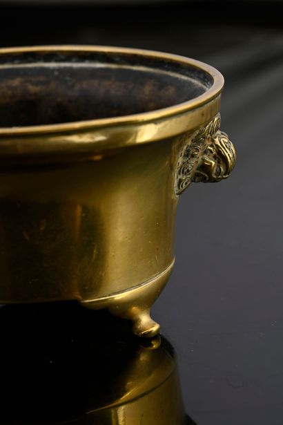 CHINE, XVIIe siècle Petit brûle parfum en bronze, la panse cylindrique reposant sur...