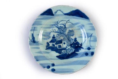 CHINE, XIXe siècle Ensemble d'assiettes divers en porcelaine bleu blanc