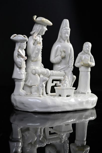 CHINE, Epoque Kangxi, XVIIIe siècle* Large groupe en porcelaine DeHua
Figurant une...