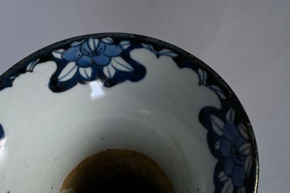 JAPON, Fours de Arita, XVIIe siècle Arita porcelain vase
With cylindrical body and...