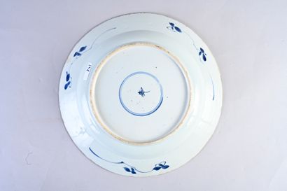 CHINE, XVIIIe siècle Plat circulaire en porcelaine bleu et blanc à décor de guirlandes...