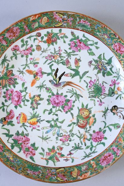 CHINE, XIXe siècle Circular porcelain dish with pink family decoration of flowers,...