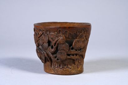 CHINE, vers 1900 Elegant carved bamboo libation cup with a light relief decoration...