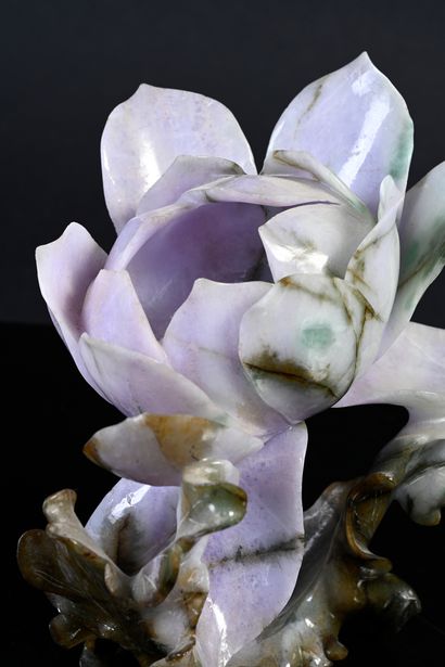 CHINE, XXe siècle Lotus flower in jadeite with lavender tones and apple green inclusions
Height:...