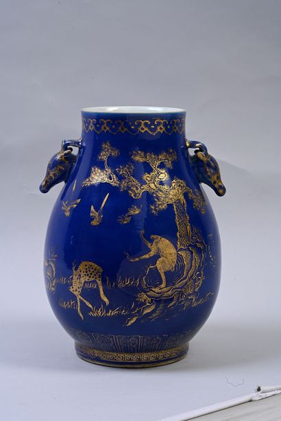 CHINE, XIXe siècle Vase balustre en porcelaine à décor à l'or sur fond bleu poudré...