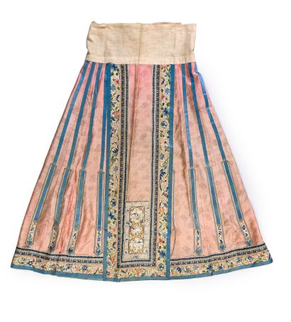 CHINE, fin du XIXe siècle Silk skirt embroidered with flowers applied in bands of...