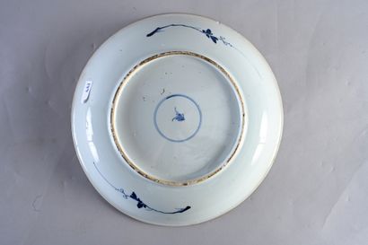 CHINE, XVIIIe siècle Porcelain dish with blue and white decoration of cartridges...