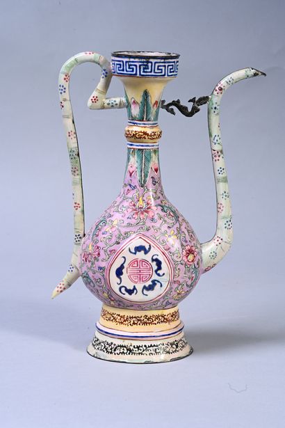 CHINE, XIXe siècle Elegant enamelled copper pot, the form inspired by Islamic models,...
