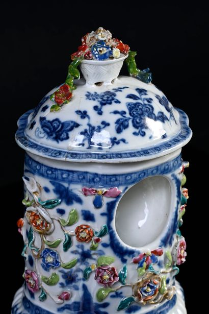CHINE, Epoque Qianlong, XVIIIe siècle* Blue and white porcelain watch holder with...