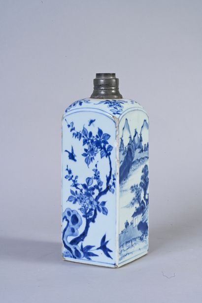 CHINE, époque Kangxi Rare porcelain bottle with square sides, the faces decorated...