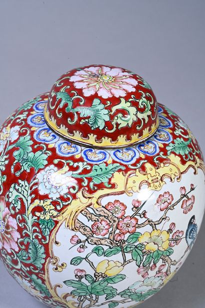 CHINE, XXe siècle Pot ovoïde couvert en cuivre émaillé à décor d'oiseaux branchés...