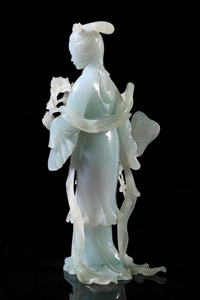 CHINE, XXe siècle Jadeite statuette
Depicting an elegant woman standing, holding...