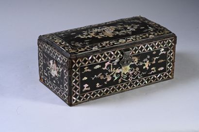 INDONESIE, Jakarta (Batavia). XVIII/XIXe siècle Rare rectangular carved wood box...