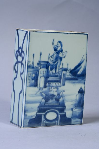 CHINE, dans le style du XVIIIe siècle Porcelain vase with rectangular section, decorated...