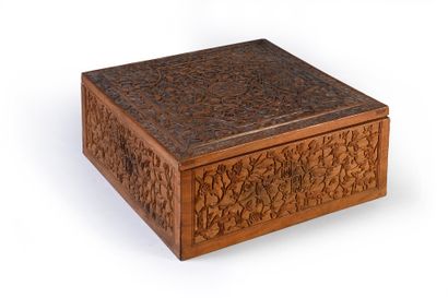 CHINE du SUD, XIXe siècle Square shaped box in carved wood decorated with animals,...