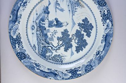 CHINE, XVIIIe siècle* Grand plat en porcelaine bleu et blanc
Présentant en son centre...